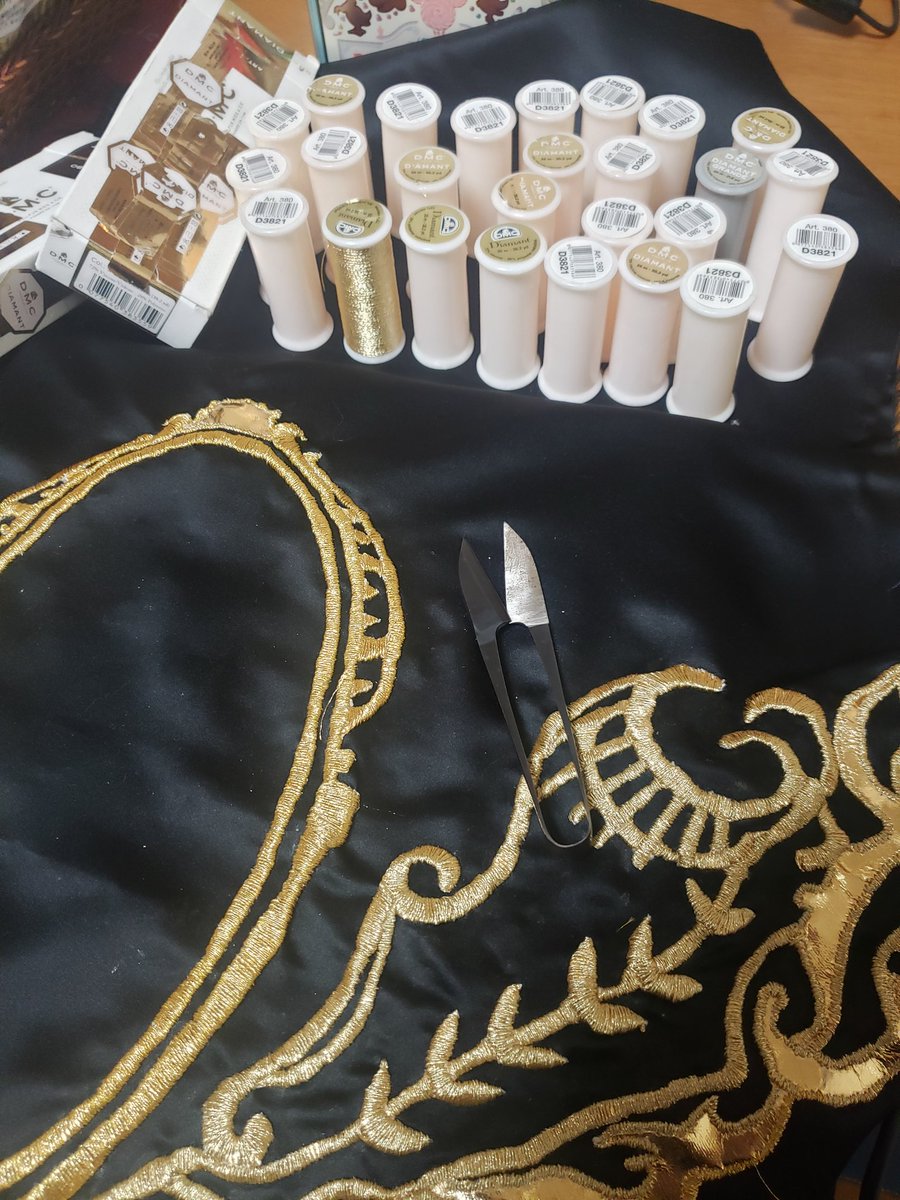 刺繍、、刺繍が 終わったぁぁあああ指血祭りだけども、910m縫い込みしたぁぁぁ式典服わぁぁぁ