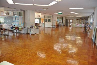 新築の学校で教室の壁がない学校が増えてるらしいです