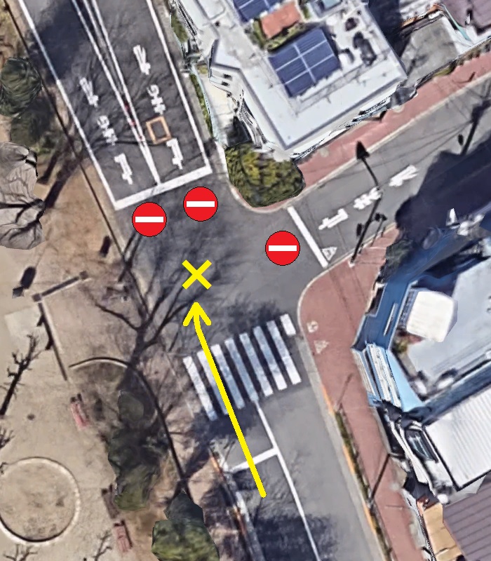 何の予告も無しに、2車線道路が突然先へ進めなくなってしまう四差路