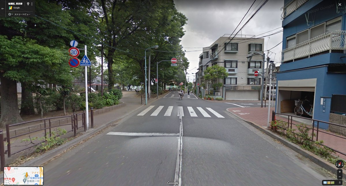 何の予告も無しに、2車線道路が突然先へ進めなくなってしまう四差路