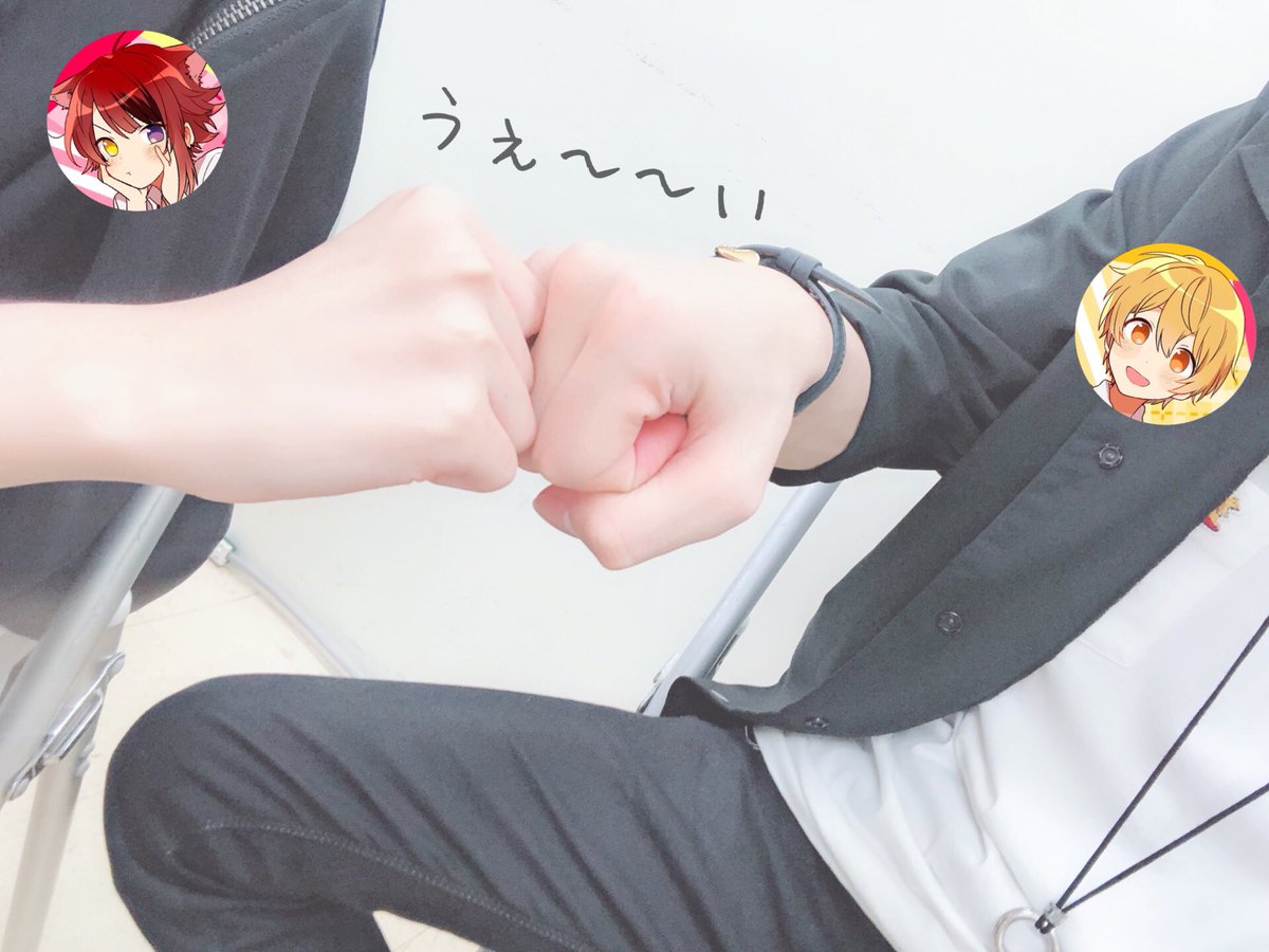 この間、莉犬と写真を撮っていたら謎の2コマを生み出したので紹介しますね( * ॑˘ ॑*  ) ⁾⁾  るぅと.莉犬｢うぇ〜〜い｣  るぅと｢ポキっ｣  莉犬｢(´・ω・｀)｣ 