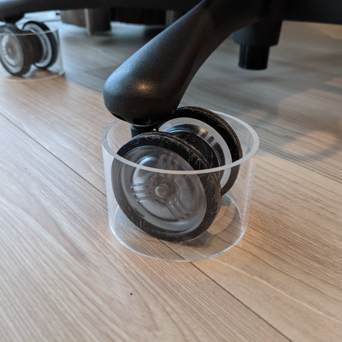 これは椅子のゴロゴロで猫を引かないための工夫（アクリルパイプを切ってかぶせた） 