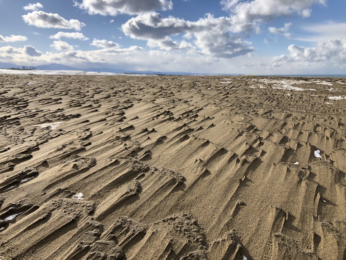砂に積もった雪の上にまた砂が積もって踏むと不思議な感覚だった😳 #鳥取砂丘 