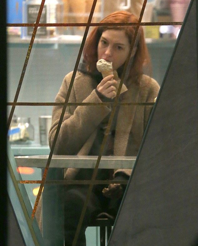 悲しそうな顔してアイス食べてるアンハサウェイ、何回見ても好き 