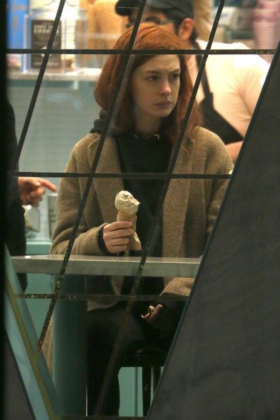 悲しそうな顔してアイス食べてるアンハサウェイ、何回見ても好き 