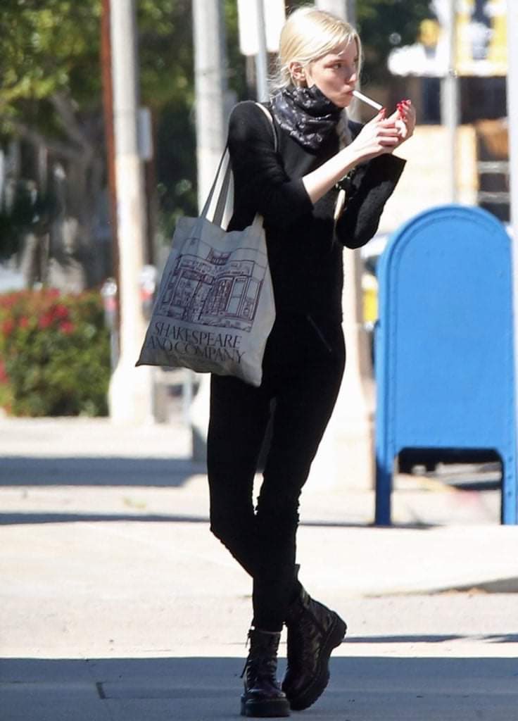 道端に座ってコーヒー飲みながらタバコ吸うアニャテイラージョイ、やってることそこら辺の不良と変わらないのにめちゃくちゃ画になるな 