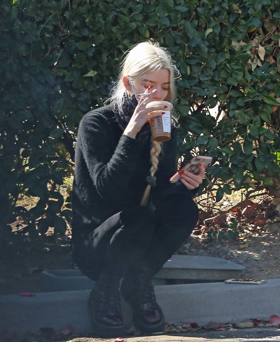 道端に座ってコーヒー飲みながらタバコ吸うアニャテイラージョイ、やってることそこら辺の不良と変わらないのにめちゃくちゃ画になるな 