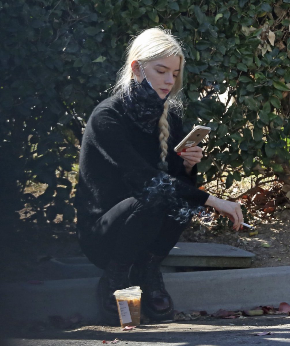 道端に座ってコーヒー飲みながらタバコ吸うアニャテイラージョイ、やってることそこら辺の不良と変わらないのにめちゃくちゃ画になるな 