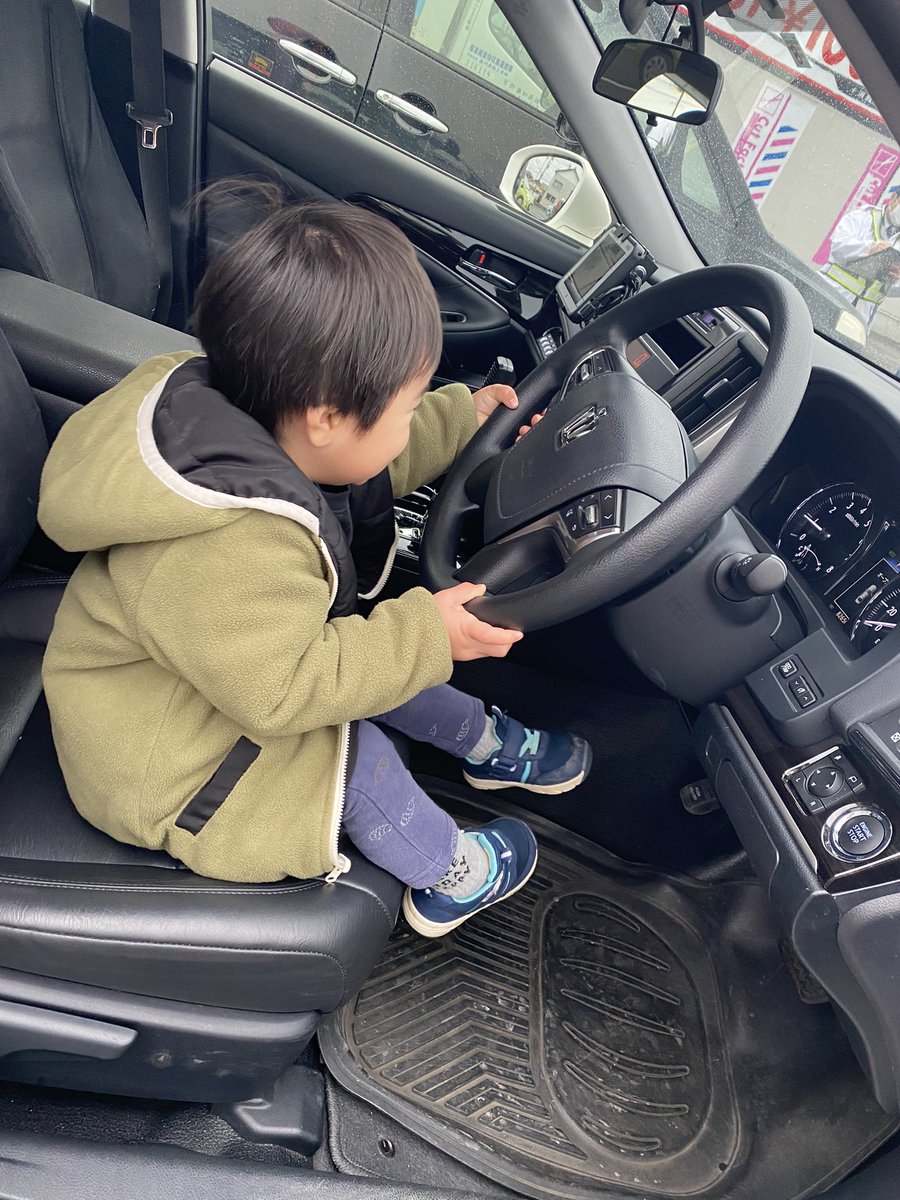 ヴォクシー当て逃げされたから警察呼んだら乗せてもらった我が息子w 