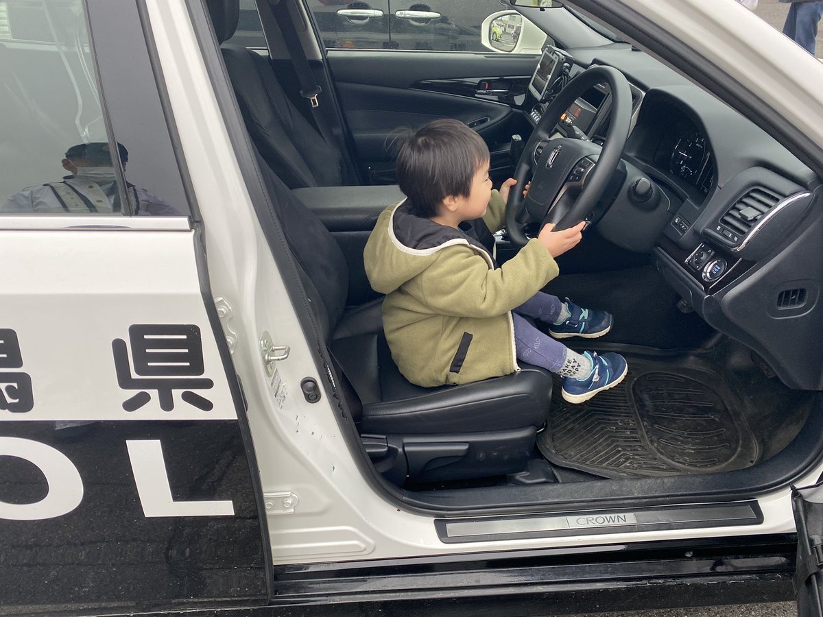 ヴォクシー当て逃げされたから警察呼んだら乗せてもらった我が息子w 