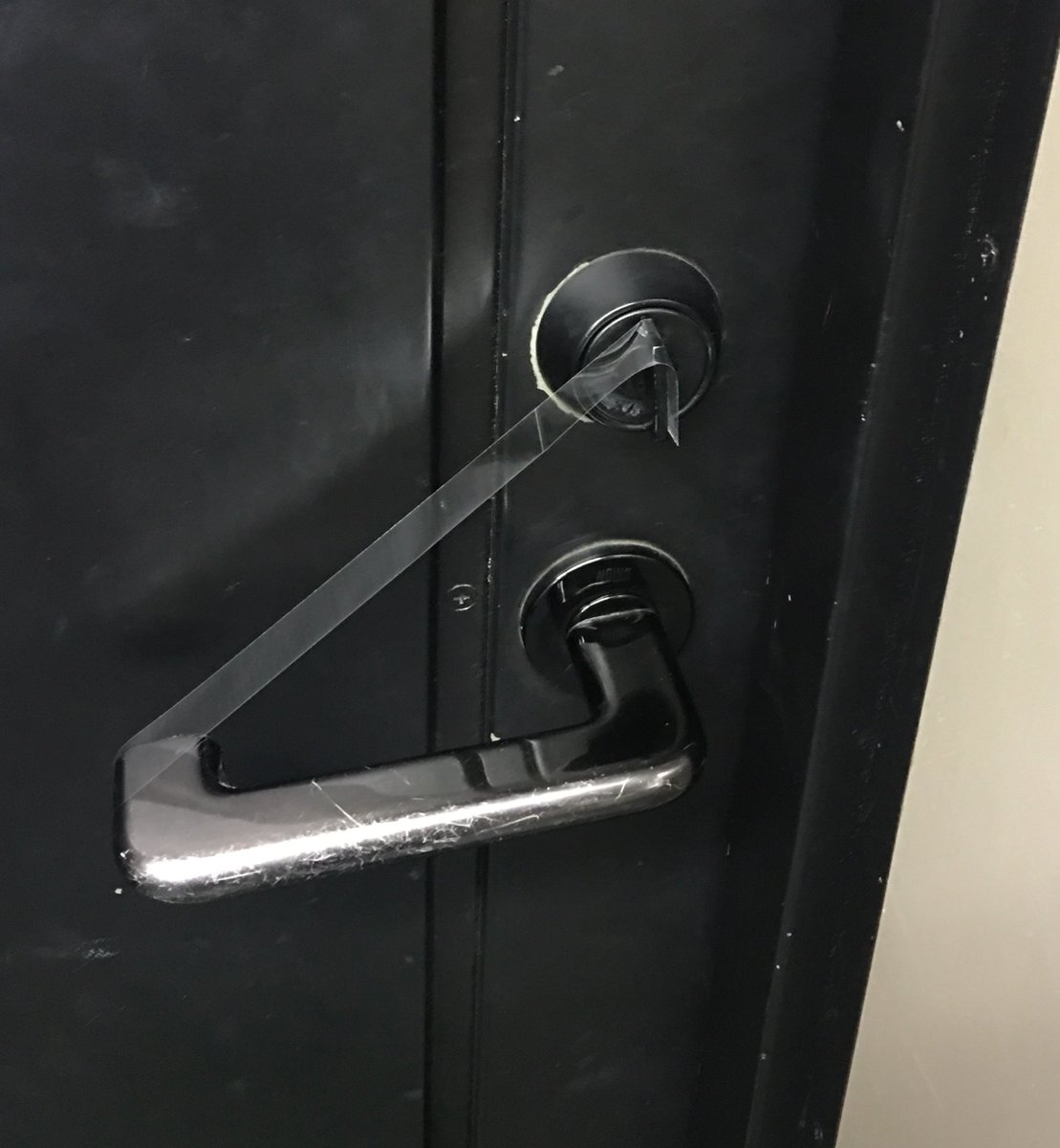 職場の鍵を家に忘れて戸締りできなくて半泣きやったけどコナンを履修してたおかげで事なきを得た セロテープは月曜日に回収して完全密室犯罪成立 