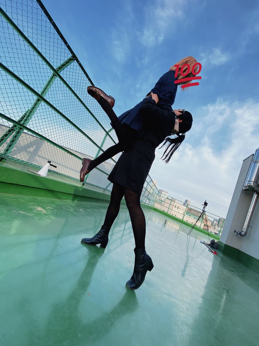 基本的に細身女子なら片腕で十分だし、両手なら撮影タイマーよゆ余裕なくらい持ち上げられますのでもし抱えられたい女いたらどうぞ