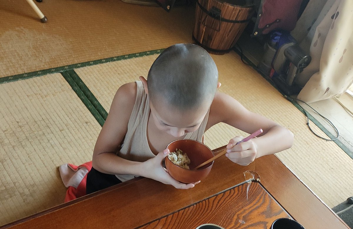 丸坊主とタンクトップと飯を食ってるだけで昭和の雰囲気出す息子(*´ω`*) 