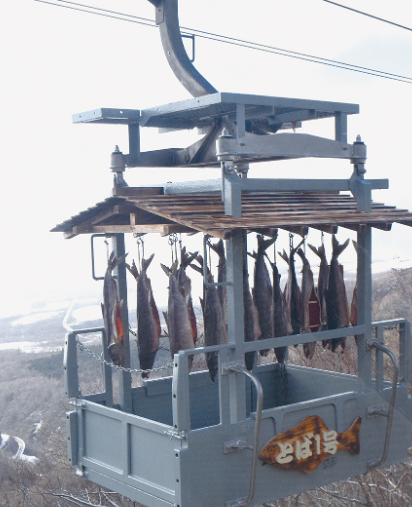 冬になると鮭とば作るためにロープウェイに鮭が乗って回ります