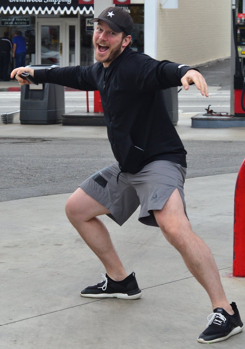 もはやパパラッチに対するクリス・プラットのポージング写真集が欲しいレベル 