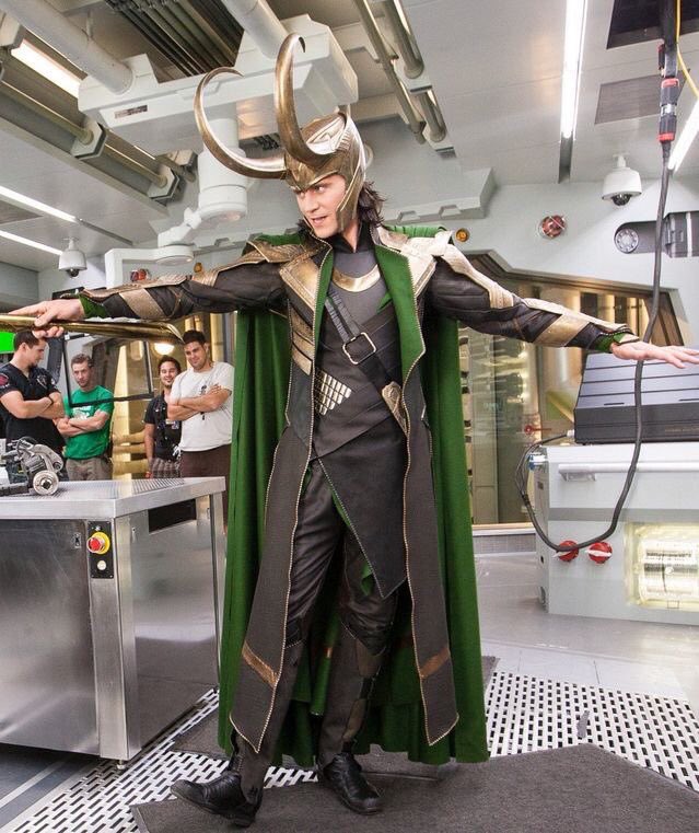 さすがのトムヒも、ロキ姿じゃない時にあのメット被るの少し恥ずかしそうにしてるの好き 