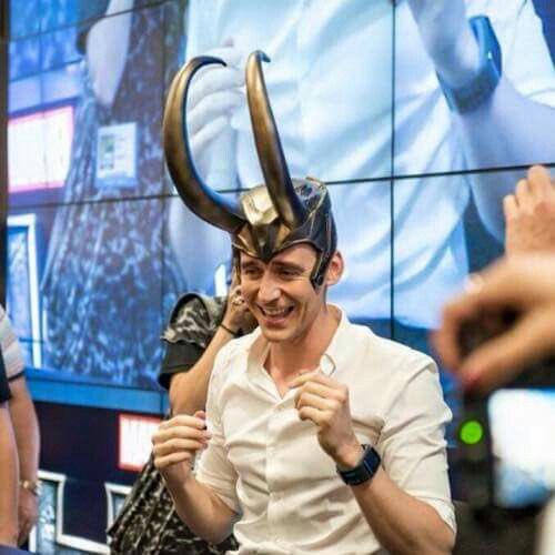 さすがのトムヒも、ロキ姿じゃない時にあのメット被るの少し恥ずかしそうにしてるの好き 