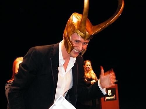 さすがのトムヒも、ロキ姿じゃない時にあのメット被るの少し恥ずかしそうにしてるの好き 