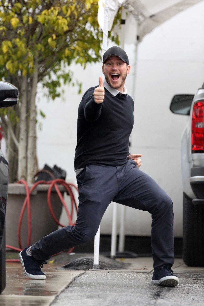 パパラッチにこのポーズでこの笑顔のクリス・プラット氏、人が良過ぎる 