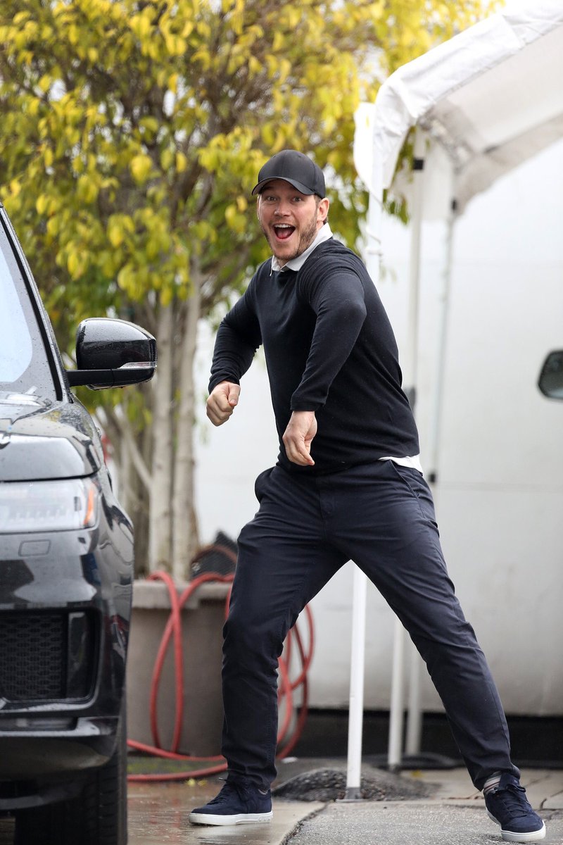 パパラッチにこのポーズでこの笑顔のクリス・プラット氏、人が良過ぎる 