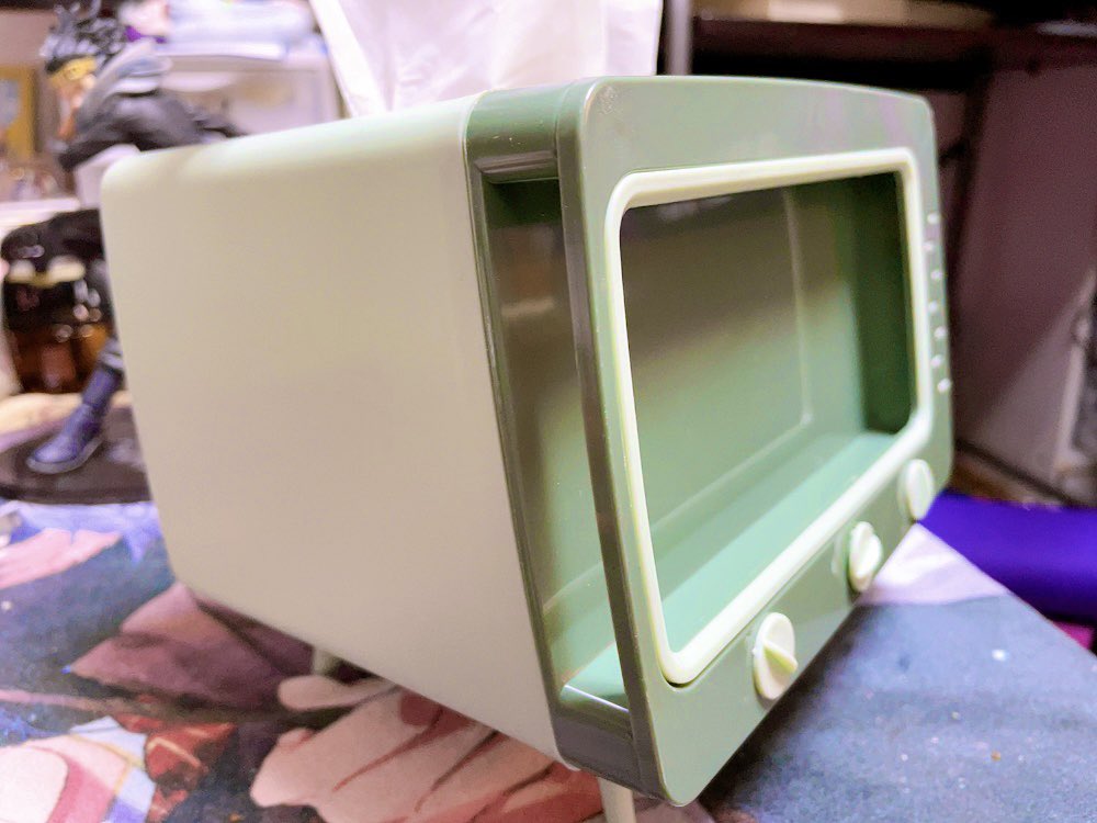 聞いてくれフォロワー さんきゅ～マートで390円で売ってるティッシュケースが凄いから買ってくれ スマっホケースごと横からスっと入れられてスマホスタンドになるし泣ける映画みてたら直ぐにティッシュ取り出せる神商品だった