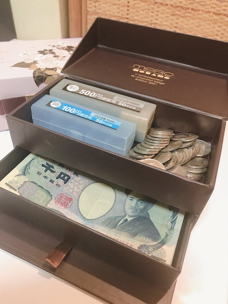 数年前ついったで見たMARCさんの箱が最高でいつも愛用してるんだけどそろそろ痛みが出てきて…でもMARCさんの2段式もう見ないんだよね…こっちのが頑丈だけど持ち運びだとちょっと重い