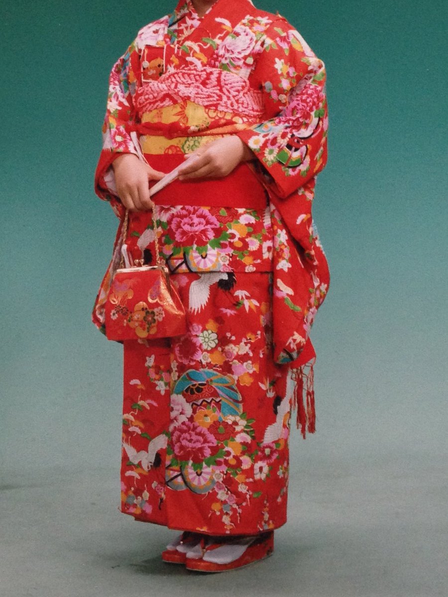 すみません、認知症の祖母(90)が衰えた肉体以上に最近精神的に参ってるので何かしてあげたいのです　他人から褒められる機会がない祖母の最晩年を少しでも健やかにするためにご協力頂けたら幸いです　これは若き日の祖母が蚕から糸を引いて織った帯と同じく糸から仕立てた七五三の着物でして（続 