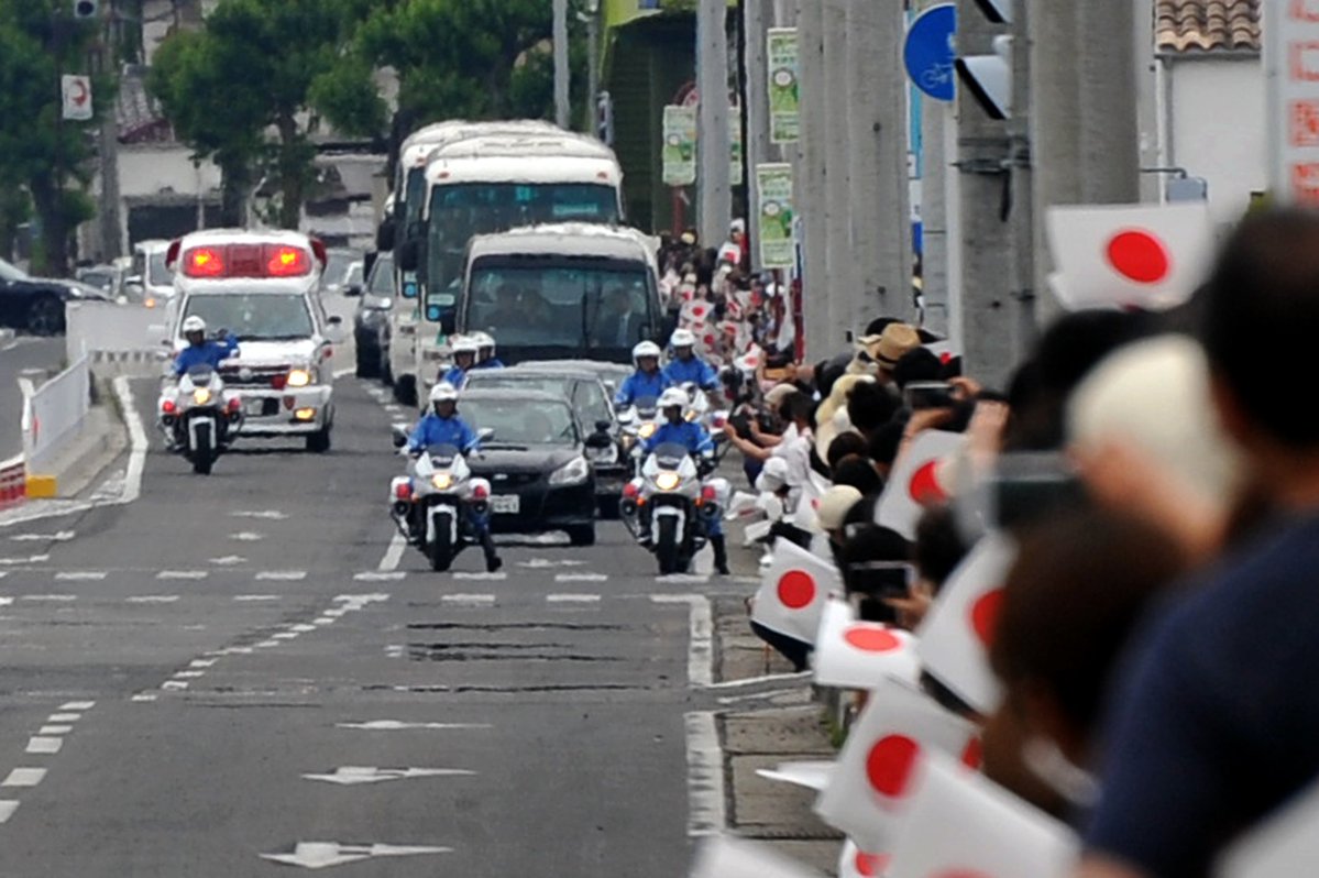 天皇皇后両陛下の御車列と緊走中の救急車がバッティングするハプニング