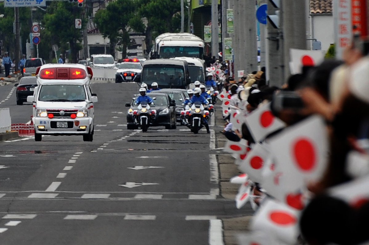 天皇皇后両陛下の御車列と緊走中の救急車がバッティングするハプニング