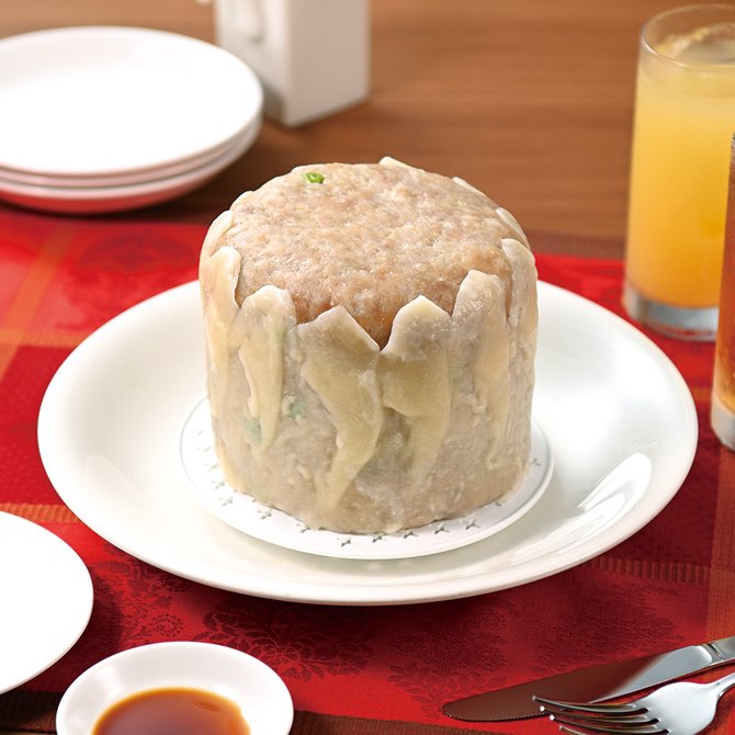 崎陽軒、ホールケーキの箱開けてこのでかいシウマイ出てきたらかなり嬉しいのに割ったらさらに喜ばせてくれるんだ 