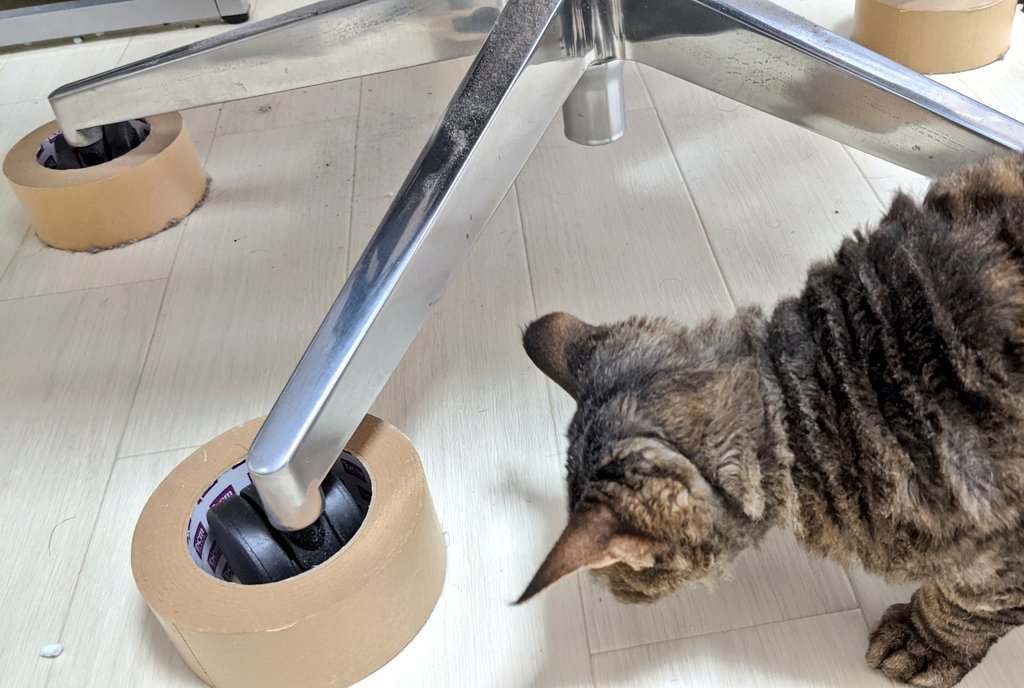 猫をイスの車輪で轢かないよう、ガムテープの中に車輪を入れる工夫、伊藤潤二『よん＆むー』で作者が行っていたがこれは便利で安全だ