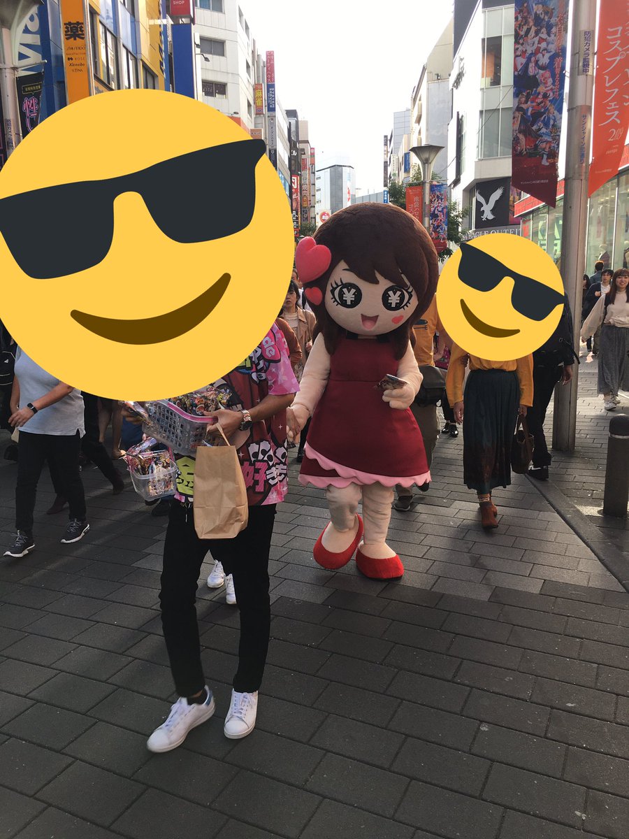 高収入バニラちゃんのゆるキャラが子供にうまい棒配ってるの邪悪すぎて笑てまう 