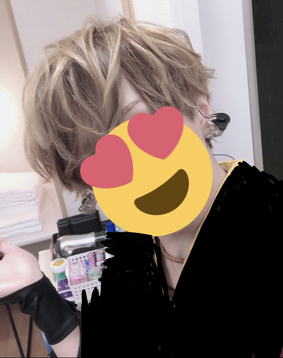 イメージカラーのイヤモニを新調したので今までの軌跡  初代:音が良く黒と黄で気に入っていたが多汗症によりライブ初使用の両国公演で無事水没  2代目:赤いやつ