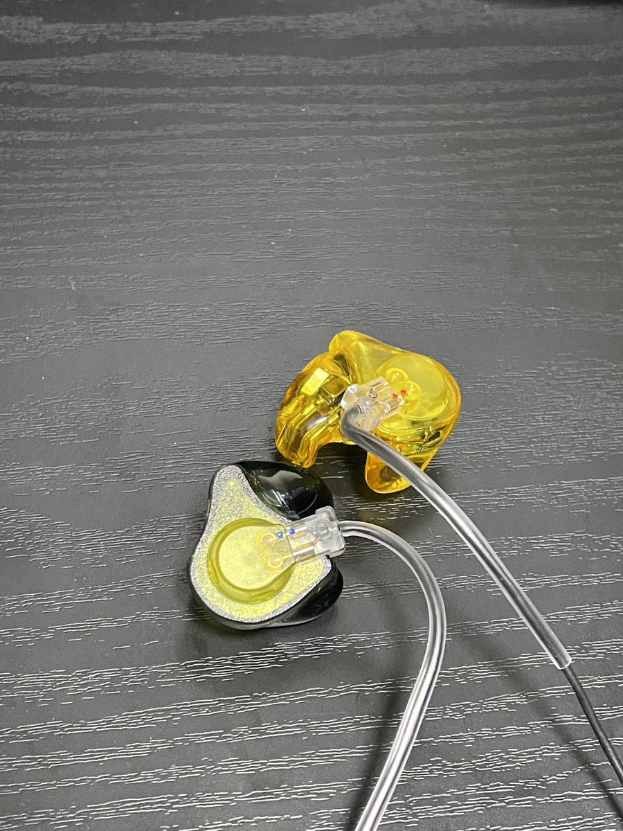 イメージカラーのイヤモニを新調したので今までの軌跡  初代:音が良く黒と黄で気に入っていたが多汗症によりライブ初使用の両国公演で無事水没  2代目:赤いやつ