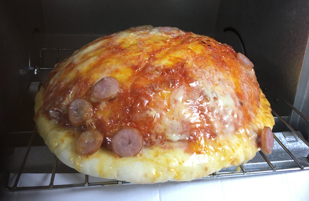 ピザってこんなに膨らむもんだっけ…。 