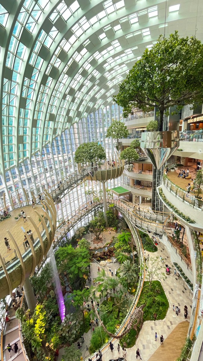 ふらっと入った商業施設で、 7フロアぶち抜き空中回廊