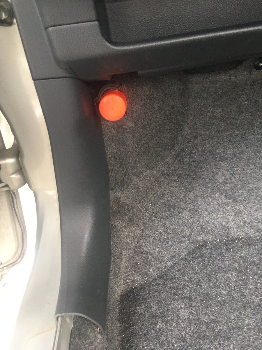 仕事、ラパン解体中、車内バラし、発煙筒、発煙筒…ん