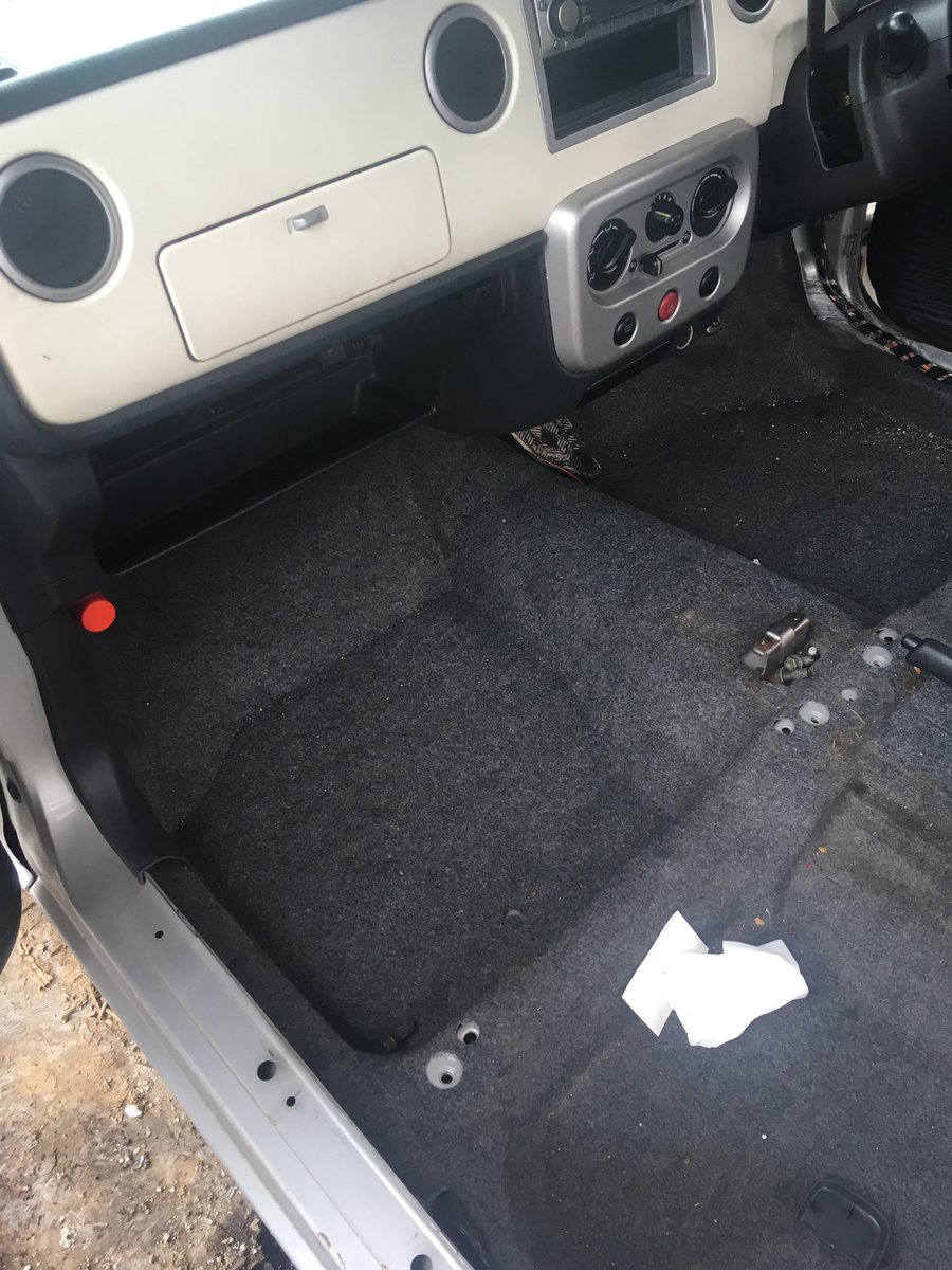 仕事、ラパン解体中、車内バラし、発煙筒、発煙筒…ん