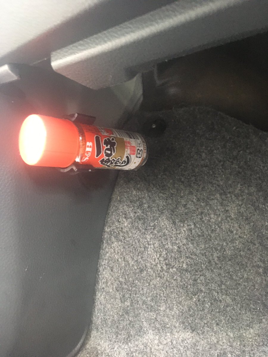 仕事、ラパン解体中、車内バラし、発煙筒、発煙筒…ん