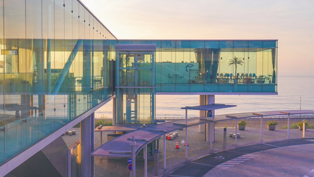 日立駅、この日ここから見た朝焼けが幻想的でした。 