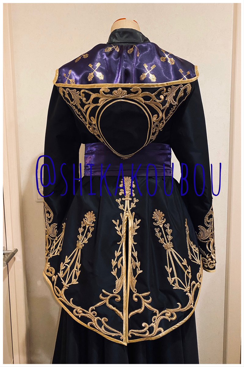 【ツイステッド・ワンダーランド        ／ 式典服 風 】  デザインに惚れ惚れしてなんとか再現したいなと思い、 プリントしたりモチーフの組み合わせ考えたり、作っててとっても楽しかったです☺️︎💕︎  #鹿工房 