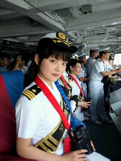 海上自衛隊における上坂すみれの経歴  八戸航空基地勤務(広報、１等海尉)  護衛艦やまゆき(艦長、２等海佐)  空母いぶき(艦長、１等海佐) 