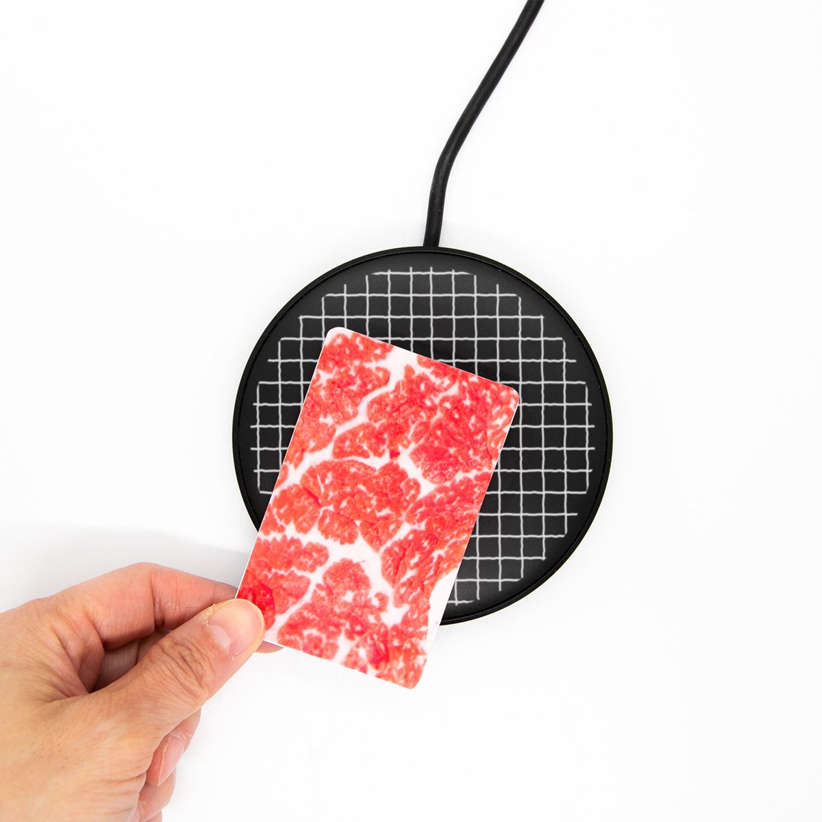  カードをタッチすると「ジュ」と肉の焼ける音がします