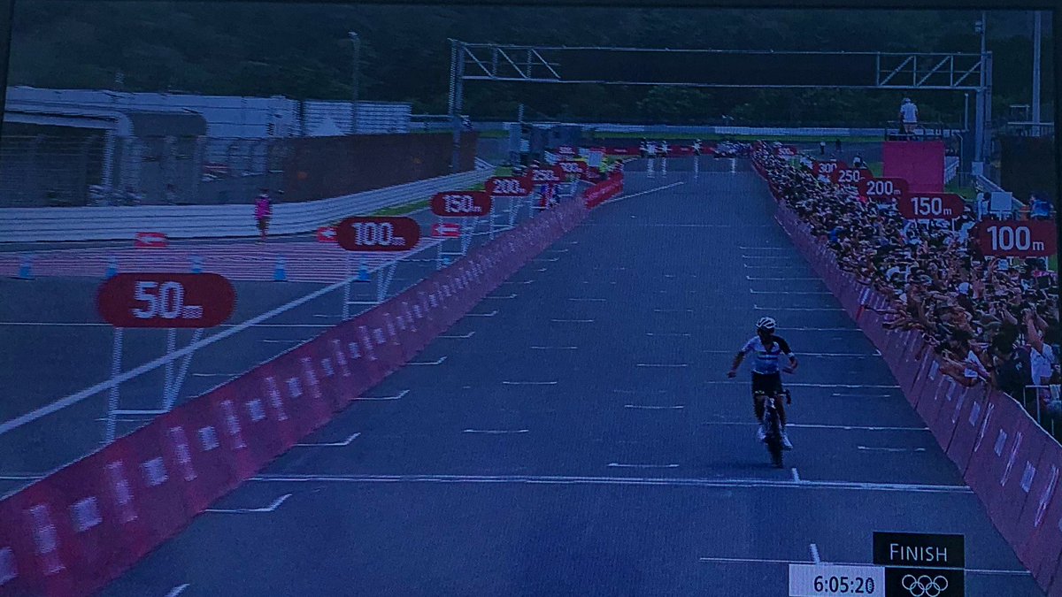 昨日聞いた話で興味深かったのが、 🚴♂️五輪開会式の翌日に必ずロードレースをやるのは、その国の風景をまず全世界に知ってもらうため 🚴♂️日本の路面は海外とはレベチで綺麗 🚴♂️今日みたいなラインレースは、五輪ではもうしばらくできないだろう(神コース) 🚴♂️カラパスが集団に吸収されてたら優勝はなかった