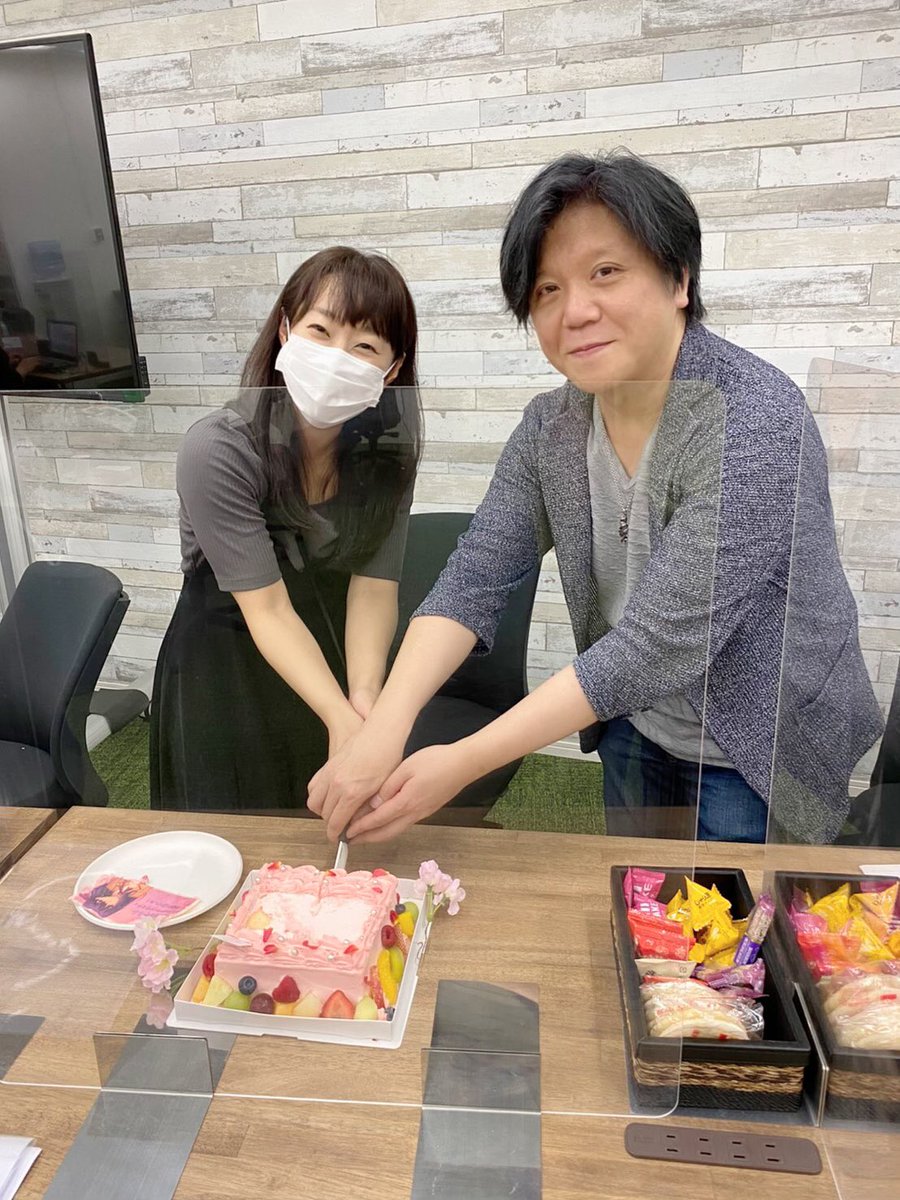 🌸もしラジ最終回裏話🌸 収録後、ケーキはみんなで美味しくいただいたのですが…ケーキを切る時に私が杉山さんにケーキカットを要求…いや、強要(笑) 優しい杉山さんはやって下さいましたが、杉山さんのファンの皆様本当にごめんなさいごめんなさい
