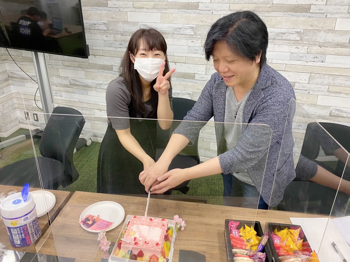🌸もしラジ最終回裏話🌸 収録後、ケーキはみんなで美味しくいただいたのですが…ケーキを切る時に私が杉山さんにケーキカットを要求…いや、強要(笑) 優しい杉山さんはやって下さいましたが、杉山さんのファンの皆様本当にごめんなさいごめんなさい