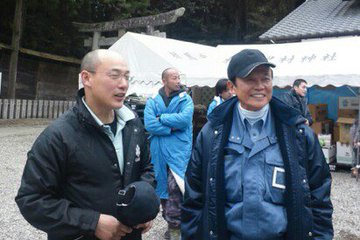 マスコミが報じない姿 麻生さんは 東日本大震災の2週間後 四駆1台に秘書やSPと同乗し 十数時間かけて 相馬市役所を訪問 栄養ドリンク1000本 カップ麺など職員に差し入れ 避難所でも 一部屋ずつ回って市民を励まし 配給のおにぎりを一緒に食べた 副総理になった後も 復興に尽力する人々を激励した