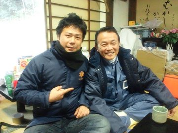 マスコミが報じない姿 麻生さんは 東日本大震災の2週間後 四駆1台に秘書やSPと同乗し 十数時間かけて 相馬市役所を訪問 栄養ドリンク1000本 カップ麺など職員に差し入れ 避難所でも 一部屋ずつ回って市民を励まし 配給のおにぎりを一緒に食べた 副総理になった後も 復興に尽力する人々を激励した
