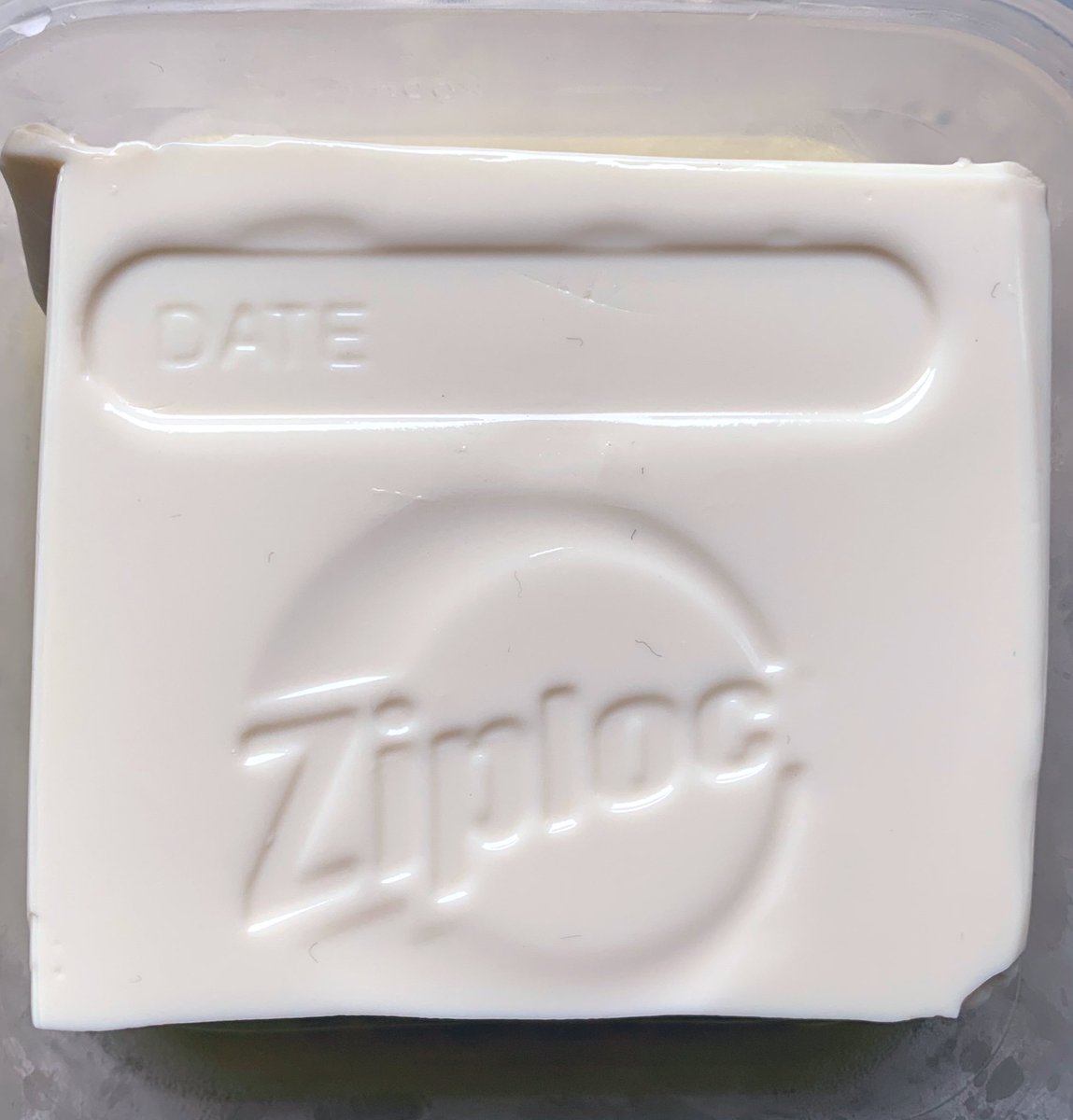 ジップロックの容器に豆腐入れて保存してたら、めちゃかっこよくなってた