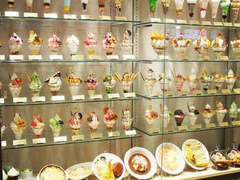 京都にもからふね屋というパフェ屋さんがあって、、200種類位から選べる、、、、推し色パフェを食べるもよし、、、、、 